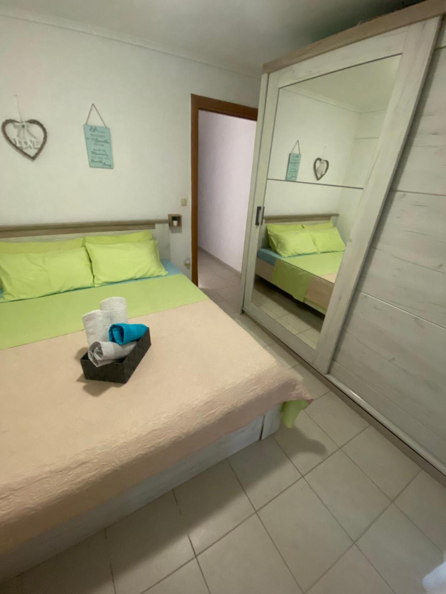 Lovely 2-Bedroom Appartement With Free Parking Agía Triás Exterior foto